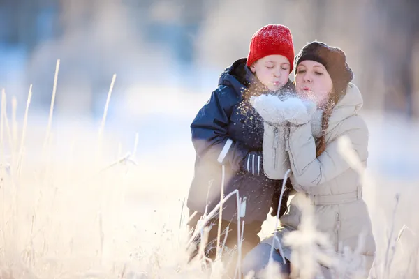 Mutter und Sohn im Winter draußen Stockfoto