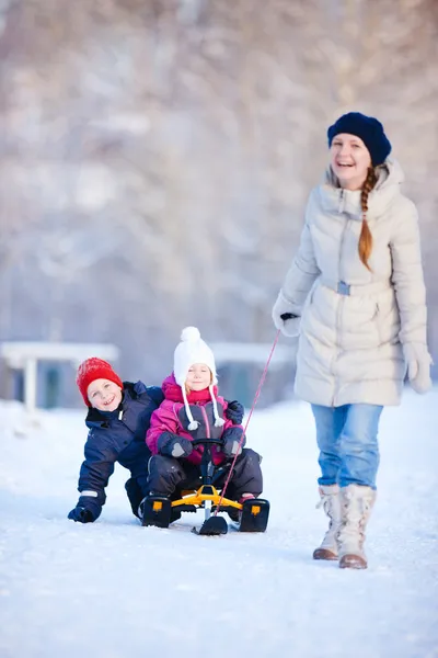 Familie im Winter im Freien — Stockfoto