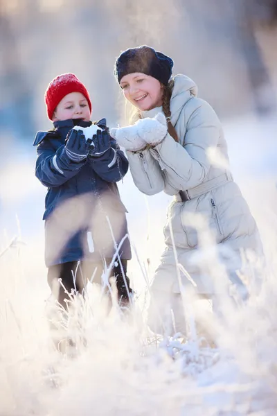 Mère et fils à l'extérieur en hiver — Photo