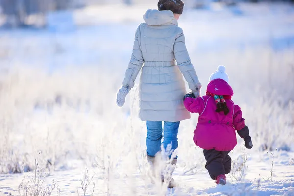 Moeder en dochter op winterdag — Stockfoto