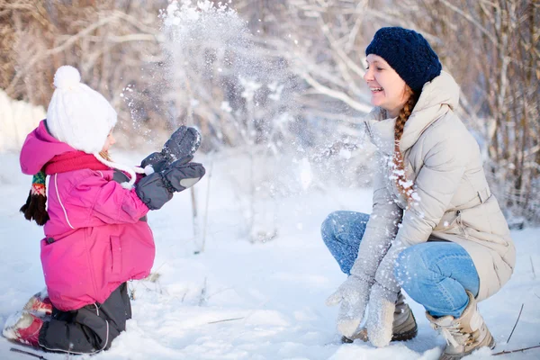 Мать и дочь зимой на открытом воздухе — стоковое фото