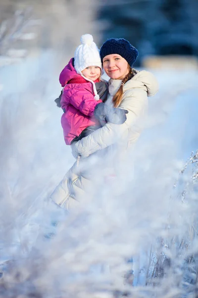 Mãe e filha ao ar livre no inverno — Fotografia de Stock