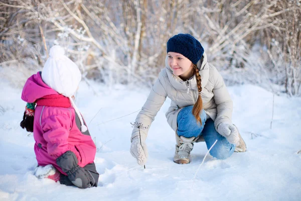 Mutter und Tochter im Winter draußen — Stockfoto