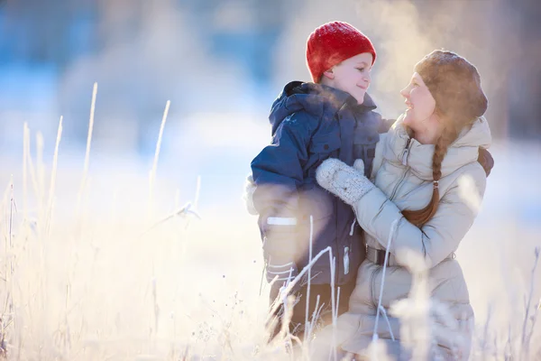 Moeder en zoon winter portret — Stockfoto