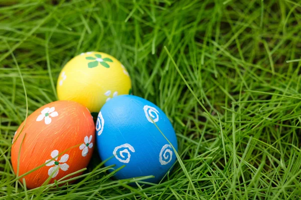 Los huevos de Pascua en la hierba — Foto de Stock