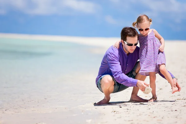 Père et fille sur la plage — Photo