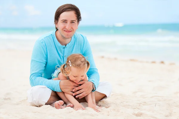 Pai e filha na praia — Fotografia de Stock