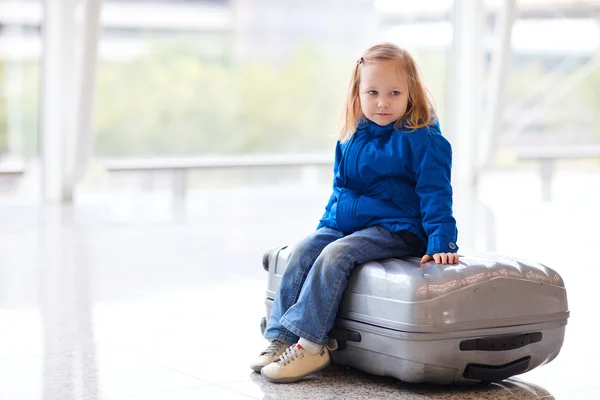 Dziewczynka na lotnisku — Zdjęcie stockowe
