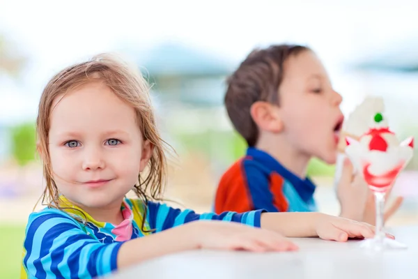 Kids eating ice cream — Stock Photo, Image
