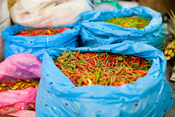 Peperoni di peperoncino sul mercato — Foto Stock