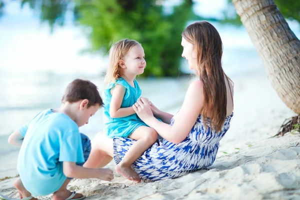 Familie genießt Zeit am Strand — Stockfoto
