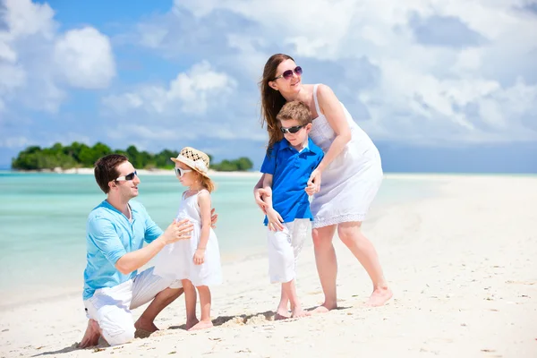 Lycklig familj på tropiska semester — Stockfoto