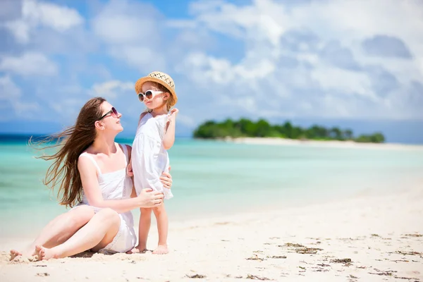 Matka i córka w tropikalnej plaży — Zdjęcie stockowe