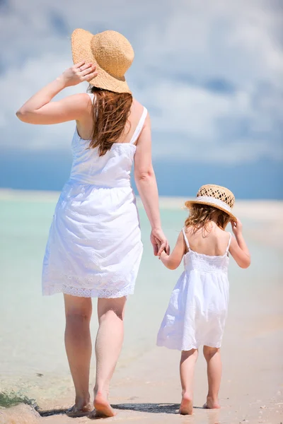 Madre e figlia a piedi sulla spiaggia — Foto Stock