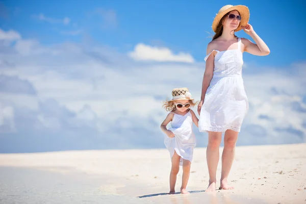 Anne ve kızı plajda — Stok fotoğraf