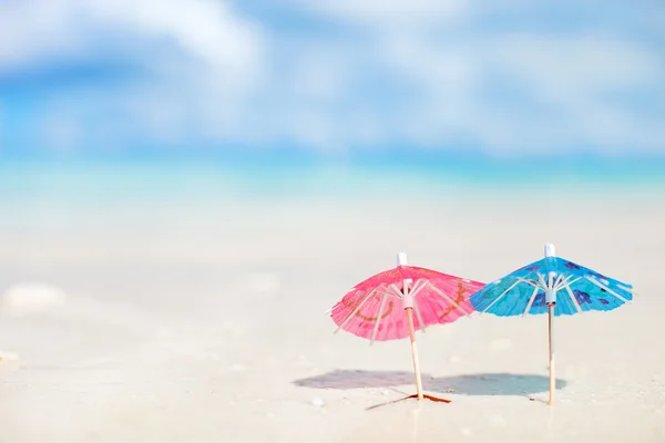 Pequenos guarda-chuvas na praia tropical — Fotografia de Stock