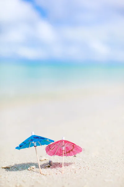 热带海滩上的小雨伞 — 图库照片