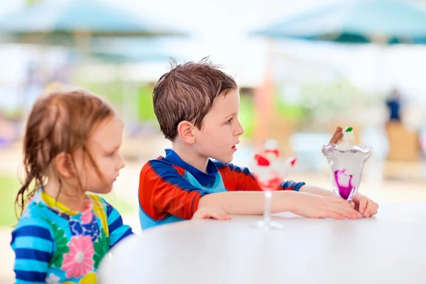Dzieci jeść lody — Zdjęcie stockowe