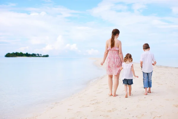 Madre e due bambini in spiaggia — Foto Stock