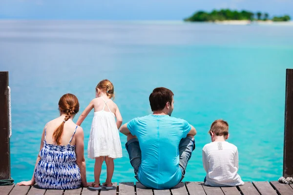 Familia en vacaciones tropicales —  Fotos de Stock