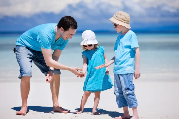 Vater und Kinder am Strand — Stockfoto