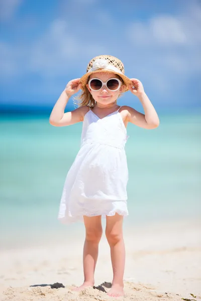 Adorable petite fille à la plage — Photo