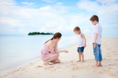 Anne ve iki çocuğu Beach