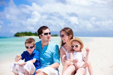 Tropik sahilde mutlu bir aile