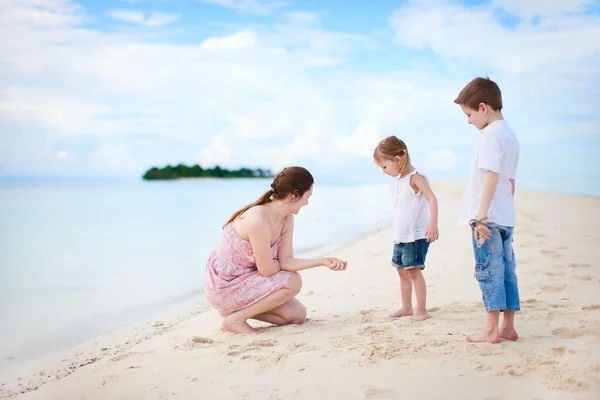 母亲和两个孩子在沙滩上 — 图库照片