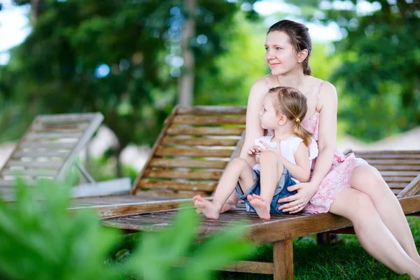Madre e hija al aire libre —  Fotos de Stock