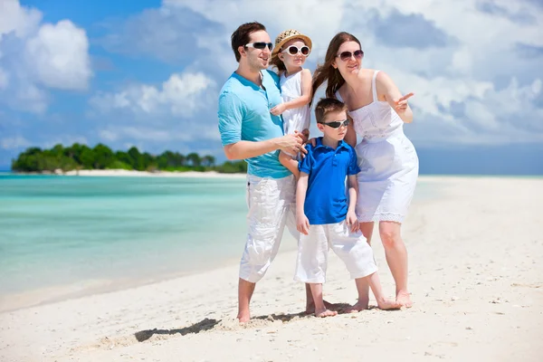 Счастливая семья в тропическом отпуске — стоковое фото
