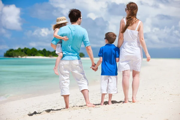 Familia feliz en vacaciones tropicales — Foto de Stock