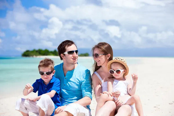 Familia feliz en la playa tropical — Foto de Stock