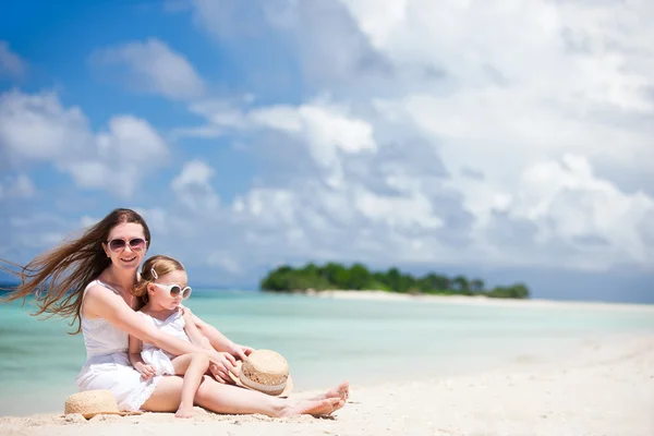 Мать и дочь на тропическом пляже — стоковое фото