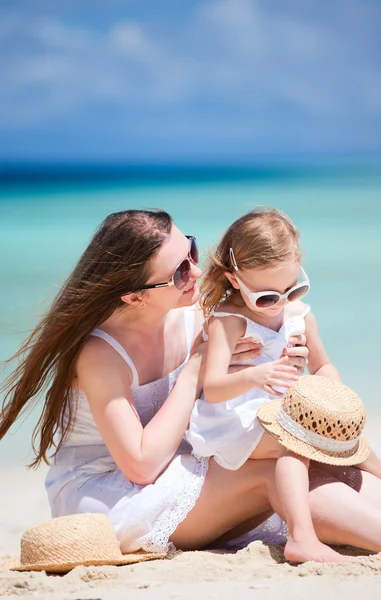 Mãe e filha na praia — Fotografia de Stock