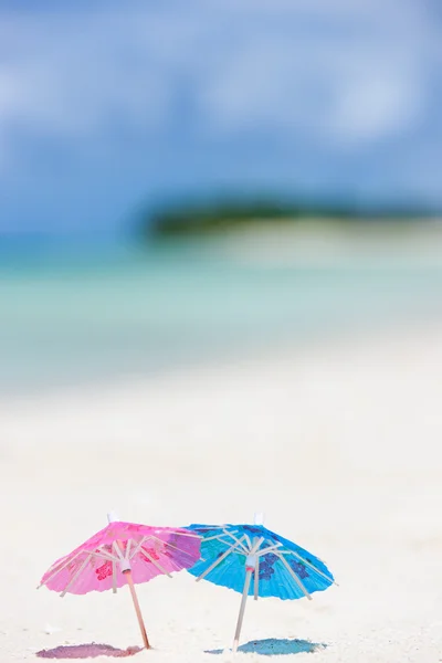 Pequenos guarda-chuvas na praia tropical — Fotografia de Stock