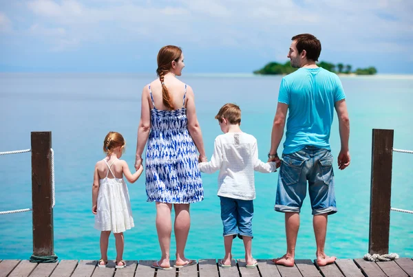 Familie op tropische vakantie — Stockfoto