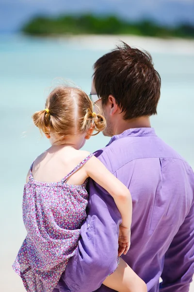 Vater und Tochter schauen aufs Meer — Stockfoto