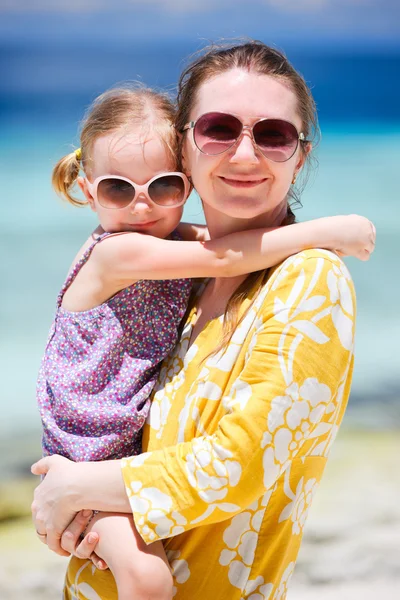 Мать и дочь в отпуске — стоковое фото