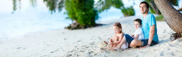 Familia disfrutando del tiempo en la playa — Foto de Stock