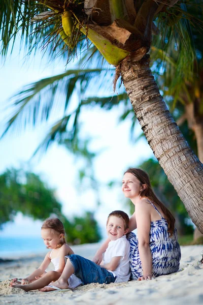 Familjen njuter av kvällen på stranden — Stockfoto