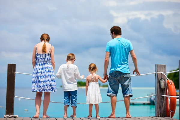 Rodina na tropickou dovolenou — Stock fotografie