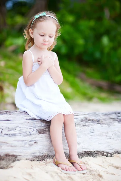 Маленька дівчинка на відкритому повітрі — стокове фото