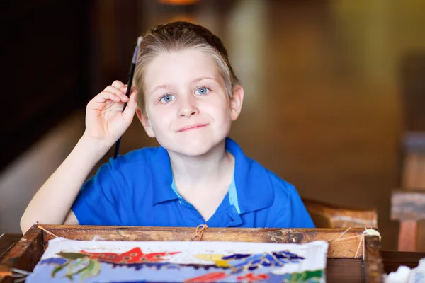Αγόρι ζωγραφική ένα μπατίκ — Φωτογραφία Αρχείου