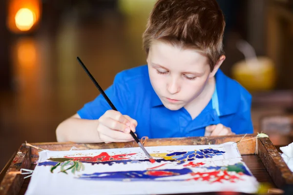 Pojke målning en batik — Stockfoto