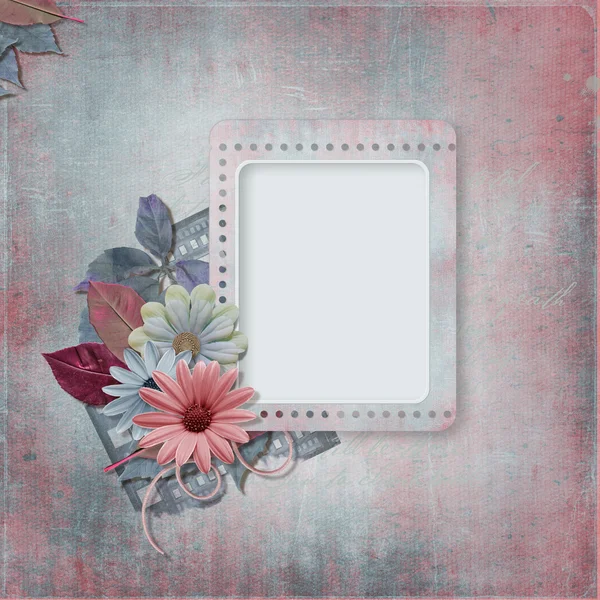 Вінтажний фон зі старою листівкою та квіткою — стокове фото