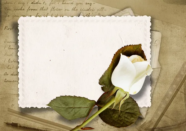 Вінтажний фон з зів'ялою трояндою і старою листівкою — стокове фото