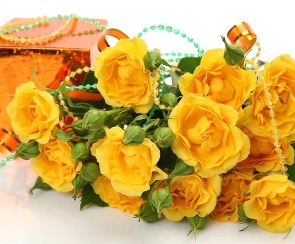 Sarı Gül ve hediye — Stok fotoğraf