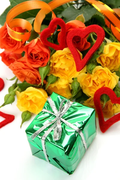 Roses and gift — Stock Photo, Image