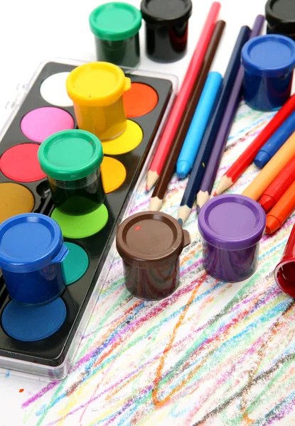 彩色铅笔和油漆 — 图库照片